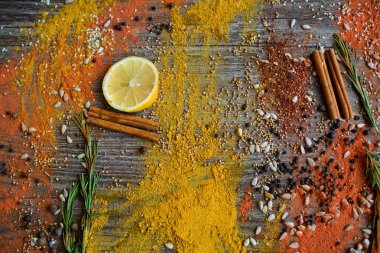 Baharatlar, kırmızı biber, karabiber, hardal, Ayçekirdeği ve narenciye tablo koyu ahşap zemin üzerine portakal dilimleri kokusu.