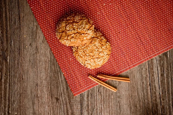 Biscuit rond aux graines de sésame. Concentration sélective . — Photo