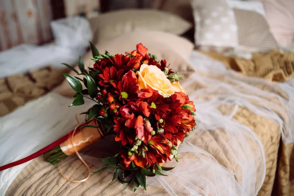 Lindo buquê de casamento com flores vermelhas — Fotografia de Stock