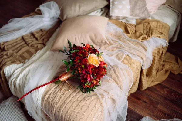 Lindo buquê de casamento com flores vermelhas — Fotografia de Stock