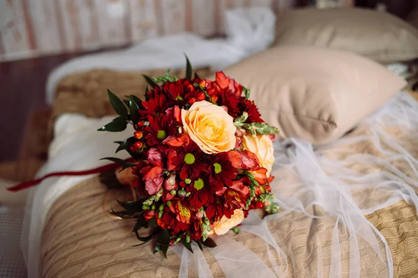 Lindo buquê de casamento com flores vermelhas — Fotografia de Stock