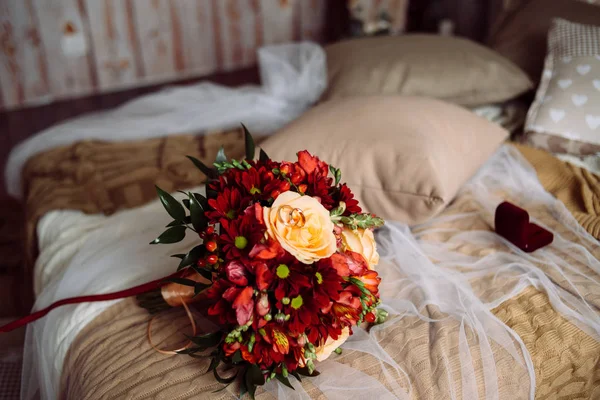 Lindo buquê de casamento com flores vermelhas — Fotografia de Stock