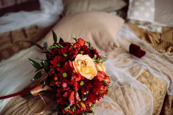 Lindo buquê de casamento com flores vermelhas — Fotografia de Stock