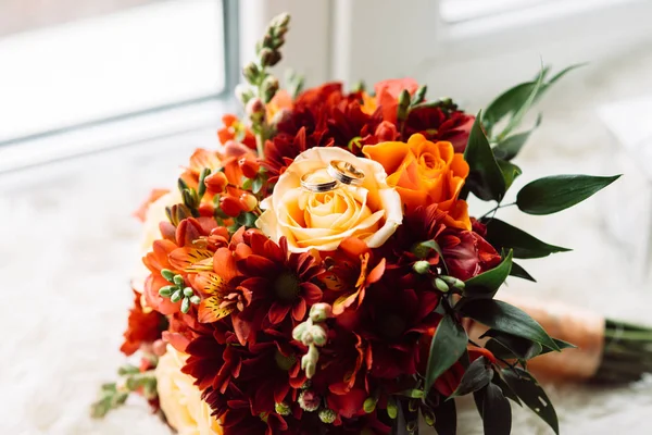 Beautiful wedding bouquet with red flowers — Stock Photo, Image