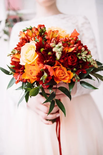 Schöner Hochzeitsstrauß mit roten Blumen — Stockfoto