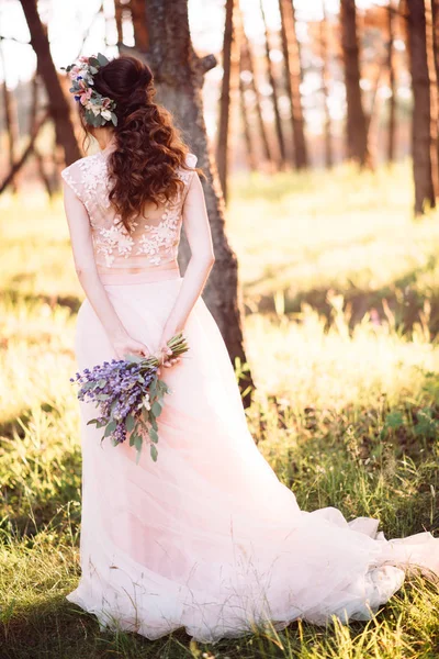 Sposa boho stile di camminare nel parco — Foto Stock