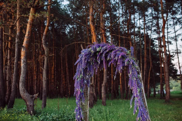 Hochzeitsdekor im Freien mit Lupinen — Stockfoto