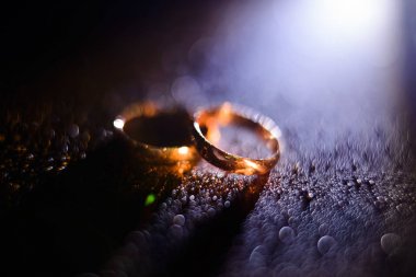 Nişan yüzüğü Böke mavi arka plan üzerinde