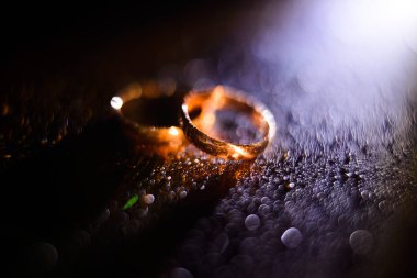 Nişan yüzüğü Böke mavi arka plan üzerinde