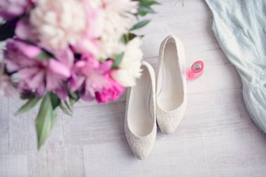 Parfüm ve Beyaz Ayakkabı