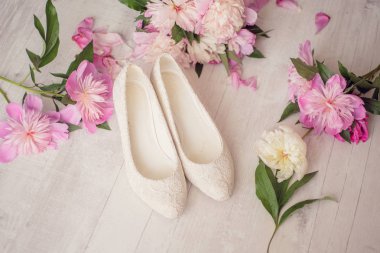 Çiçekler buket pembe peone ayakkabı ile