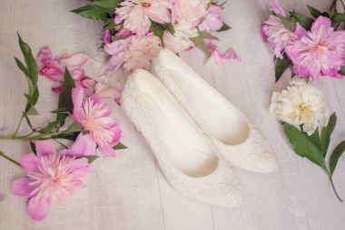 Çiçekler buket pembe peone ayakkabı ile