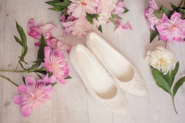 Çiçekler buket pembe peone ayakkabı ile