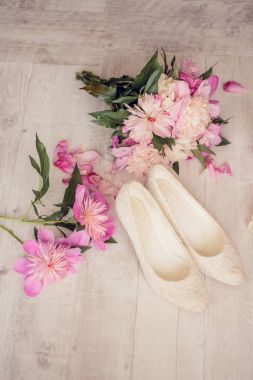 Çiçekler buket pembe peone ayakkabı ile