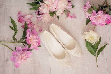 Çiçekler buket pembe peone ayakkabı ile