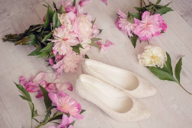 Çiçekler buket pembe peone ayakkabı ile