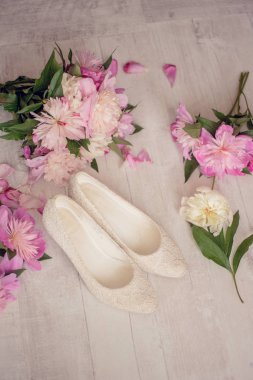 Çiçekler buket pembe peone ayakkabı ile