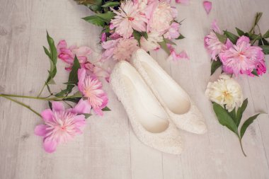 Çiçekler buket pembe peone ayakkabı ile