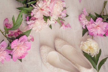 Çiçekler buket pembe peone ayakkabı ile