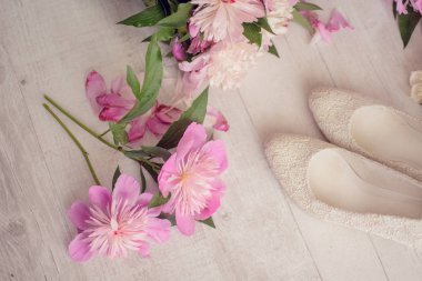 Çiçekler buket pembe peone ayakkabı ile