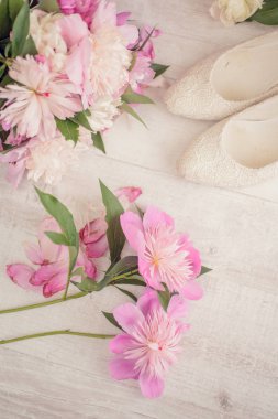 Çiçekler buket pembe peone ayakkabı ile