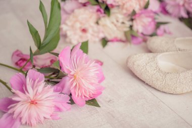 Çiçekler buket pembe peone ayakkabı ile