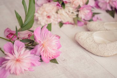 Çiçekler buket pembe peone ayakkabı ile