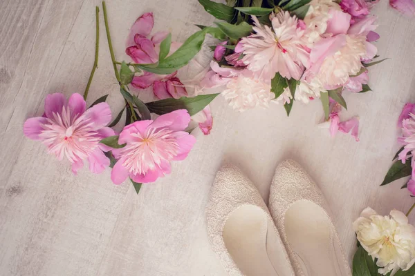 Flowers bouquet pink peone with shoes — Stock Photo, Image