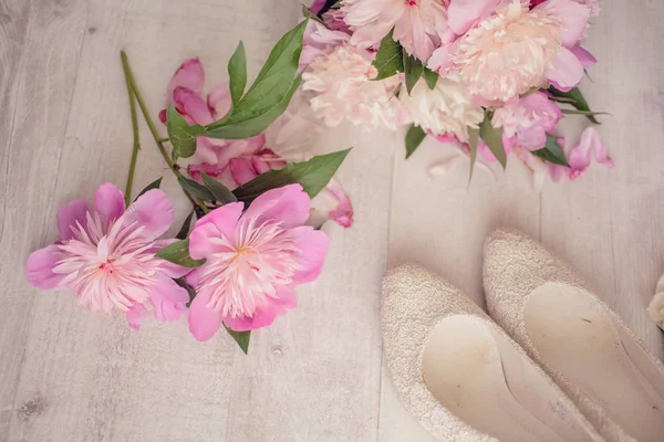 Flores buquê de pêssego rosa com sapatos — Fotografia de Stock