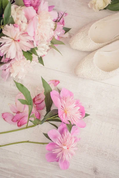 Flowers bouquet pink peone with shoes — Stock Photo, Image