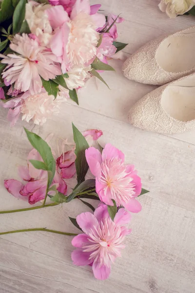 Flores buquê de pêssego rosa com sapatos — Fotografia de Stock