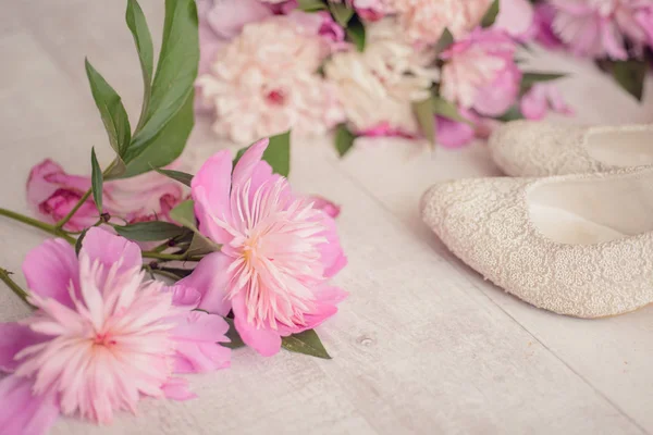 Çiçekler buket pembe peone ayakkabı ile