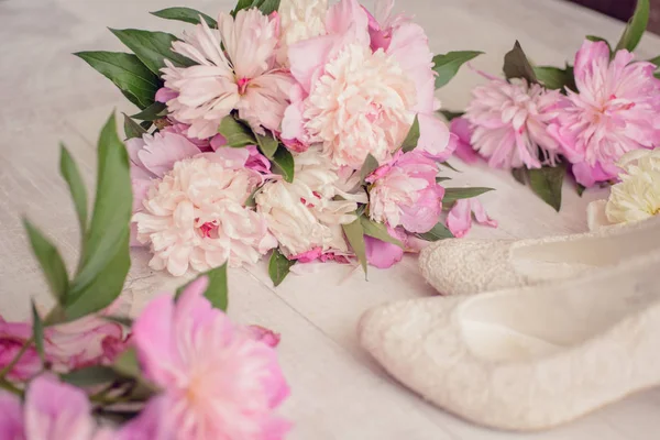 Flores buquê de pêssego rosa com sapatos — Fotografia de Stock