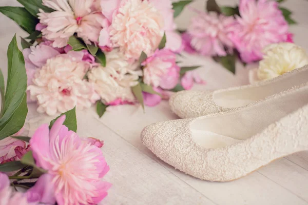 Peone kytice růžové květy s botami — Stock fotografie