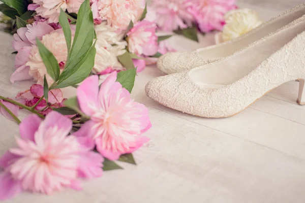 Flowers bouquet pink peone with shoes — Stock Photo, Image