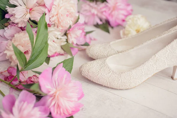 Flores buquê de pêssego rosa com sapatos — Fotografia de Stock