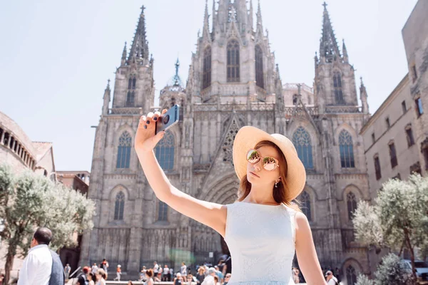 Young Female Traveler Taking Self Portrayed Barselona — Stock fotografie