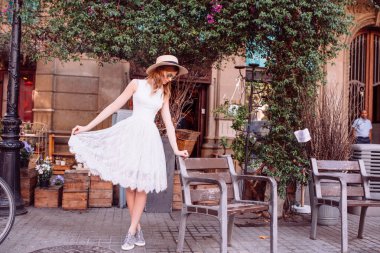 Yaz günü sokakta duran güzel kadın