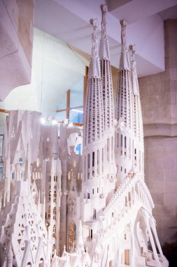 Barcelona'da Sagrada Familia inşaatı üzerinde çalışmak.