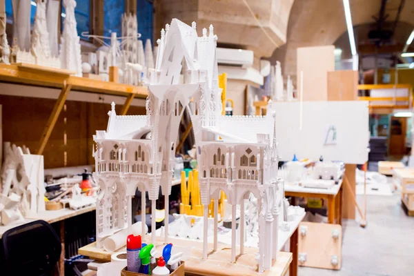 Barcelona'da Sagrada Familia inşaatı üzerinde çalışmak.