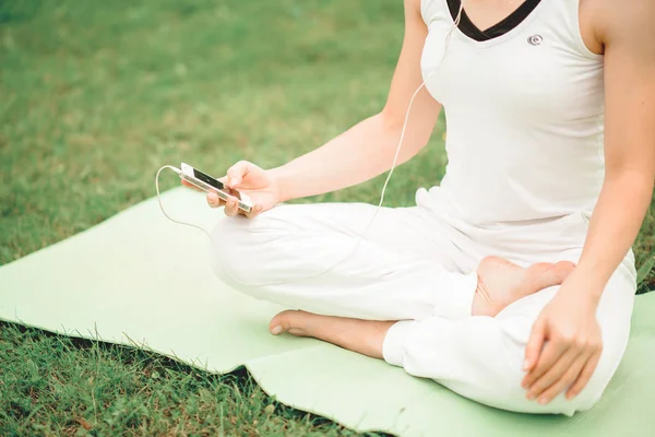 Vrouw Yoga Ontspannen Buiten Een Groen Grasveld — Stockfoto