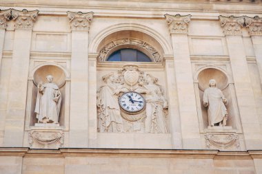 Sorbonne olarak bilinen Paris Üniversitesi. Şehir merkezinde.