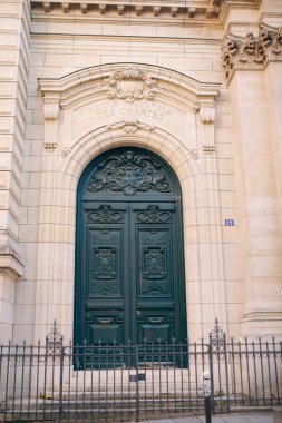 Sorbonne olarak bilinen Paris Üniversitesi. Şehir merkezinde.