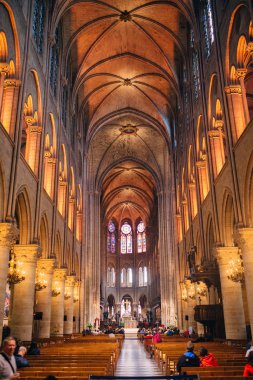 Paris, Fransa - Notre Dame Katedrali 'nin içi aydınlatma ve cam pencereli kemerlerle donatılmış