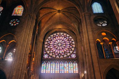Paris, Fransa - Notre Dame Katedrali 'nin içi aydınlatma ve cam pencereli kemerlerle donatılmış