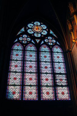 Paris, Fransa - Notre Dame Katedrali 'nin içi aydınlatma ve cam pencereli kemerlerle donatılmış