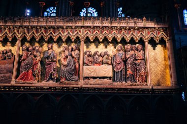 Paris, Fransa - Notre Dame Katedrali 'nin içi aydınlatma ve cam pencereli kemerlerle donatılmış