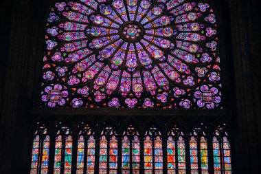Paris, Fransa - Notre Dame Katedrali 'nin içi aydınlatma ve cam pencereli kemerlerle donatılmış