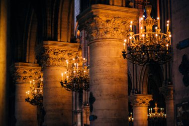 Paris, Fransa - Notre Dame Katedrali 'nin içi aydınlatma ve cam pencereli kemerlerle donatılmış