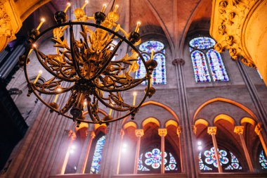 Paris, Fransa - Notre Dame Katedrali 'nin içi aydınlatma ve cam pencereli kemerlerle donatılmış